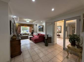 Se vende lujosa casa con amplio patio en Cariari de Heredia 25-1412