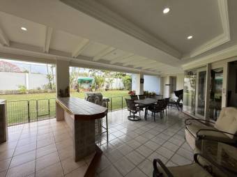 Se vende lujosa casa con amplio patio en Cariari de Heredia 25-1412