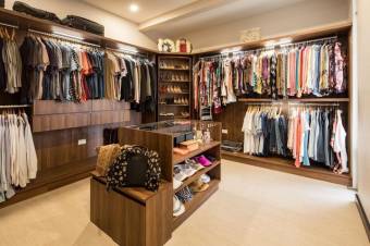 Se vende espaciosa propiedad de lujo en condominio de Heredia 25-627