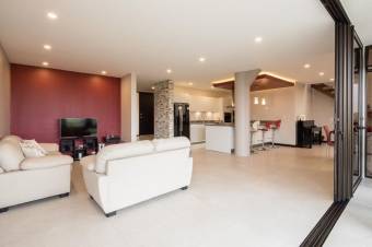 Se vende espaciosa propiedad de lujo en condominio de Heredia 25-627
