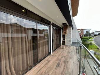 Se vende espaciosa propiedad de lujo en condominio de Heredia 25-627