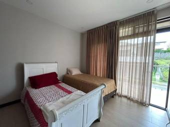 Se vende espaciosa propiedad de lujo en condominio de Heredia 25-627