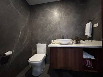 Se vende espaciosa propiedad de lujo en condominio de Heredia 25-627