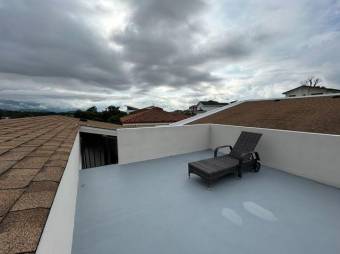 Se vende espaciosa propiedad de lujo en condominio de Heredia 25-627