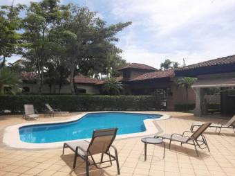 Se vende moderna casa con patio y terraza en Pozos Santa Ana 25-167