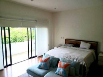 Se vende moderna casa con patio y terraza en Pozos Santa Ana 25-167