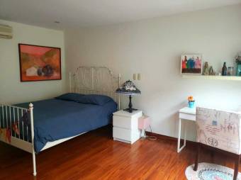 Se vende moderna casa con patio y terraza en Pozos Santa Ana 25-167