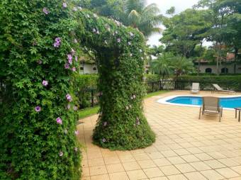 Se vende moderna casa con patio y terraza en Pozos Santa Ana 25-167