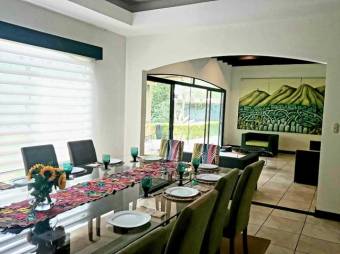 Se vende moderna casa con patio y terraza en Pozos Santa Ana 25-167