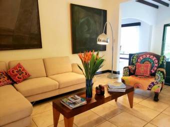 Se vende moderna casa con patio y terraza en Pozos Santa Ana 25-167
