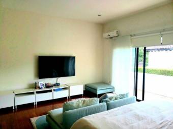 Se vende moderna casa con patio y terraza en Pozos Santa Ana 25-167