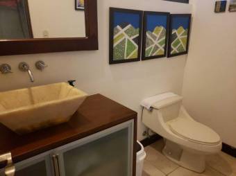 Se vende moderna casa con patio y terraza en Pozos Santa Ana 25-167