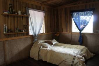 Se venden 2 casas con amplio lote de 2,600m2 en San Rafael Heredia 25-1038