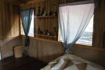 Se venden 2 casas con amplio lote de 2,600m2 en San Rafael Heredia 25-1038