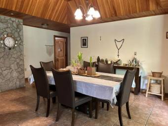 Se vende espaciosa casa con patio en Hacienda los Reyes 25-1791