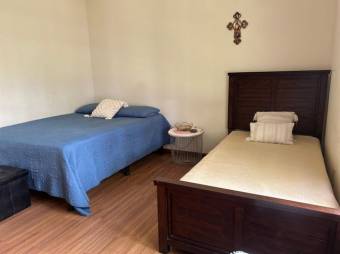 Se vende espaciosa casa con patio en Hacienda los Reyes 25-1791