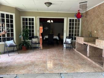 Se vende espaciosa casa con patio en Hacienda los Reyes 25-1791