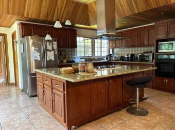 Se vende espaciosa casa con patio en Hacienda los Reyes 25-1791