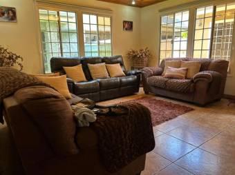 Se vende espaciosa casa con patio en Hacienda los Reyes 25-1791