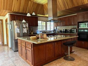 Se vende espaciosa casa con patio en Hacienda los Reyes 25-1791