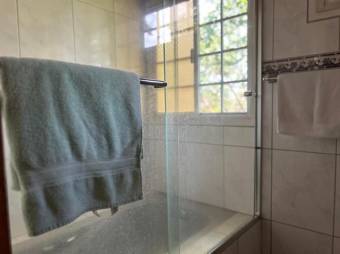 Se vende espaciosa casa con patio en Hacienda los Reyes 25-1791