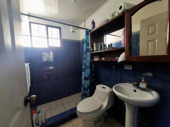 Se vende espaciosa casa de 2 plantas en Hatillo San José 25-1895