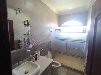 Se vende casa con amplio lote en Residencial de Guachipelín Escazú 25-1481 