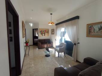Se vende casa con amplio lote en Residencial de Guachipelín Escazú 25-1481 