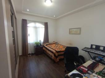 Se vende casa con amplio lote en Residencial de Guachipelín Escazú 25-1481 