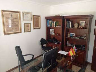 Se vende casa con amplio lote en Residencial de Guachipelín Escazú 25-1481 