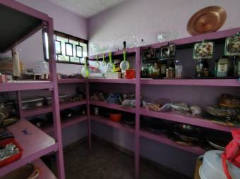 Se vende lujosa casa con patio en Alajuela 25-1600