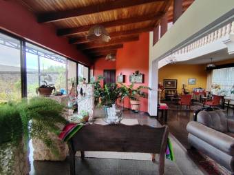 Se vende lujosa casa con patio en Alajuela 25-1600