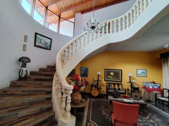 Se vende lujosa casa con patio en Alajuela 25-1600