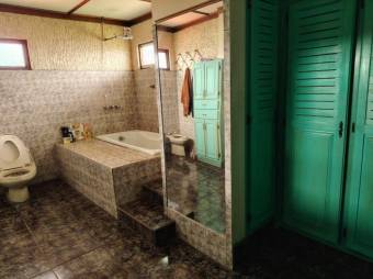 Se vende lujosa casa con patio en Alajuela 25-1600