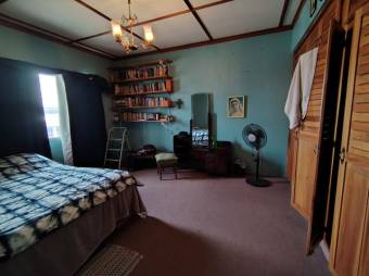 Se vende lujosa casa con patio en Alajuela 25-1600