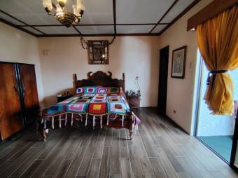 Se vende lujosa casa con patio en Alajuela 25-1600