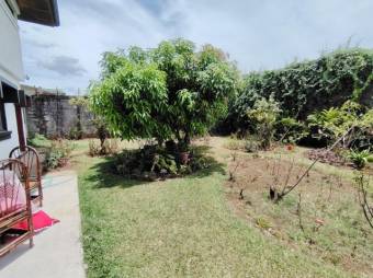 Se vende lujosa casa con patio en Alajuela 25-1600