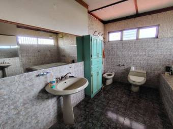 Se vende lujosa casa con patio en Alajuela 25-1600