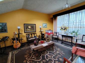 Se vende lujosa casa con patio en Alajuela 25-1600