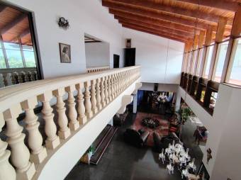 Se vende lujosa casa con patio en Alajuela 25-1600