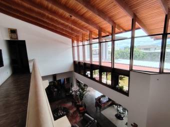 Se vende lujosa casa con patio en Alajuela 25-1600