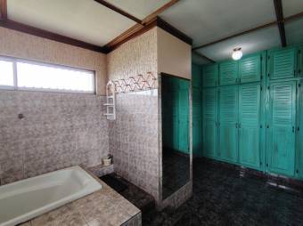 Se vende lujosa casa con patio en Alajuela 25-1600