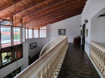 Se vende lujosa casa con patio en Alajuela 25-1600