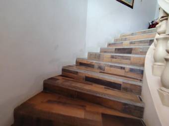 Se vende lujosa casa con patio en Alajuela 25-1600