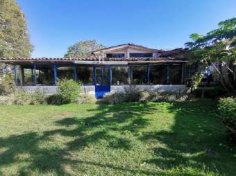 Se vende amplio lote de 3,177m2 en Santa Rosa Heredia 24-404