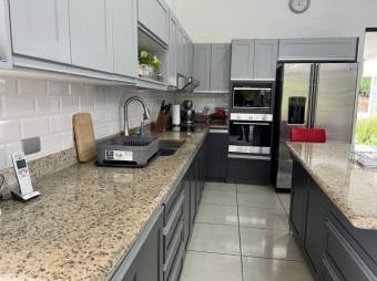 Se vende casa casa con lote de 7,011m2 en San Pedro de Barva 25-462