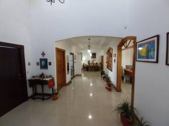 Se vende espaciosa casa con lote de 2.042m2 en Salitral Santa Ana 23-1553