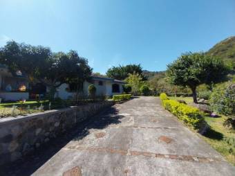 Se vende espaciosa casa con lote de 2.042m2 en Salitral Santa Ana 23-1553