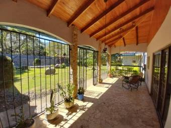 Se vende espaciosa casa con lote de 2.042m2 en Salitral Santa Ana 23-1553