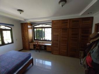 Se vende espaciosa casa con lote de 2.042m2 en Salitral Santa Ana 23-1553